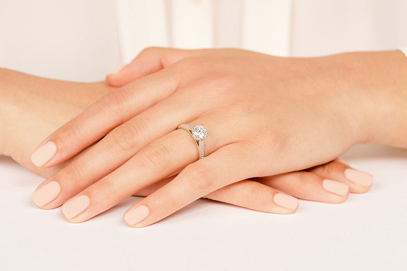 Round Diamond Engagement Ring